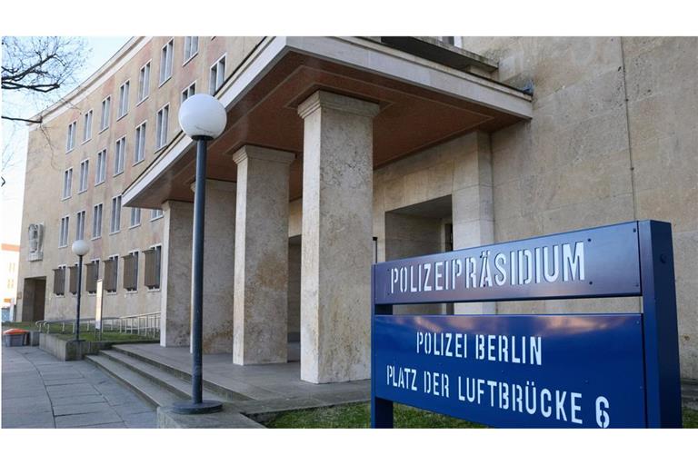 Die Frau darf trotz ihrer sichtbaren Tattoos Kriminalpolizistin in Berlin werden.