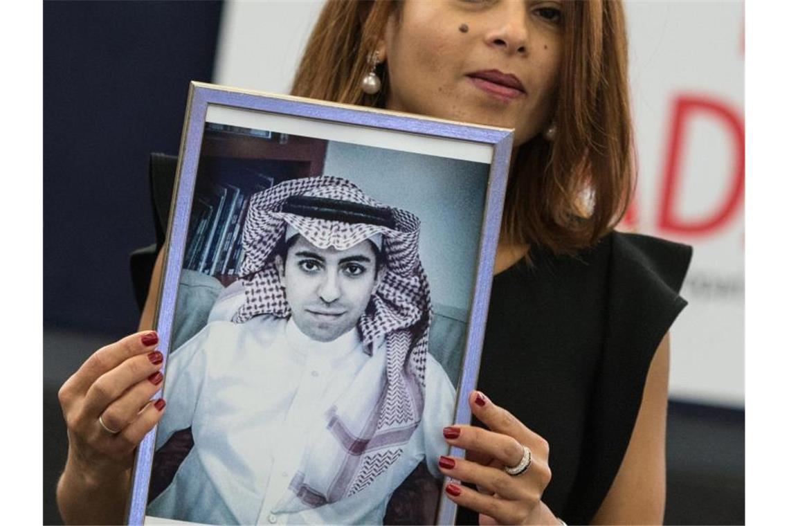 Blogger Badawi nach zehn Jahren Haft in Freiheit Die Frau des inhaftierten saudi-arabischen Bloggers Raif Badawi, Ensaf Haidar, zeigt im November 2015 im EU-Parlament in Straßburg ein Bild ihres Mannes. Foto: Patrick Seeger/epa/dpa