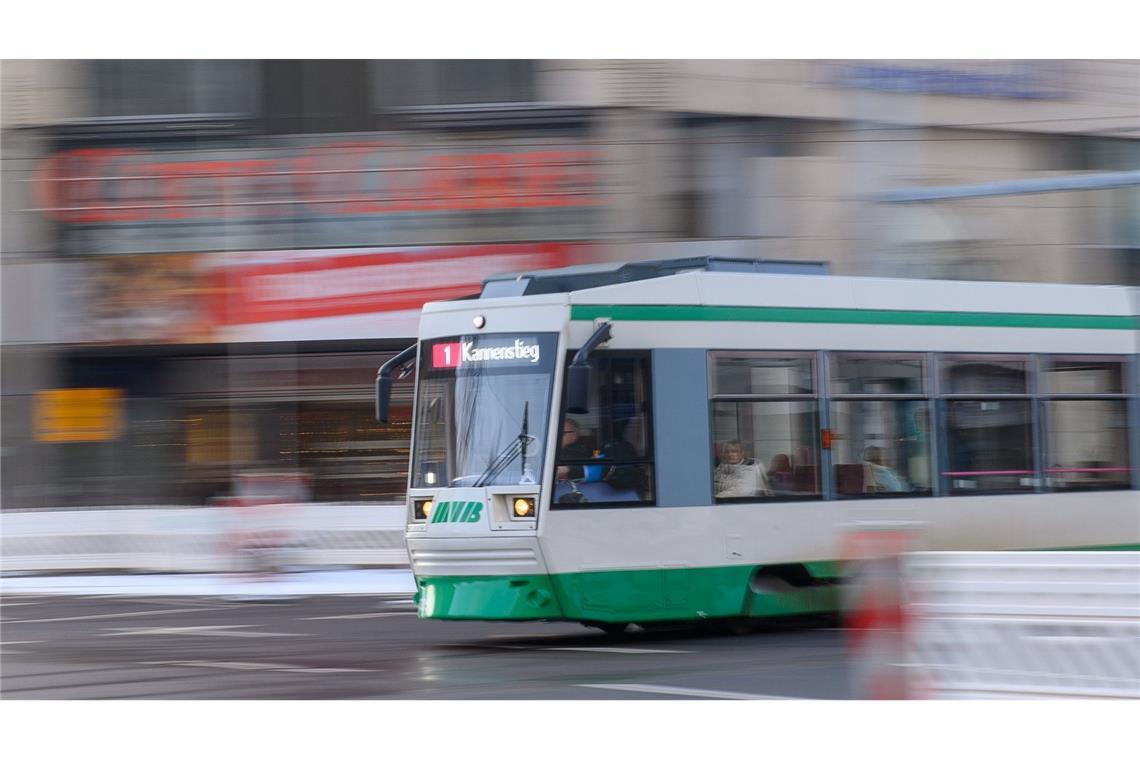 Die Frau geriet an einer Haltestelle in Magdeburg unter eine einfahrende Straßenbahn. (Symbolbild)