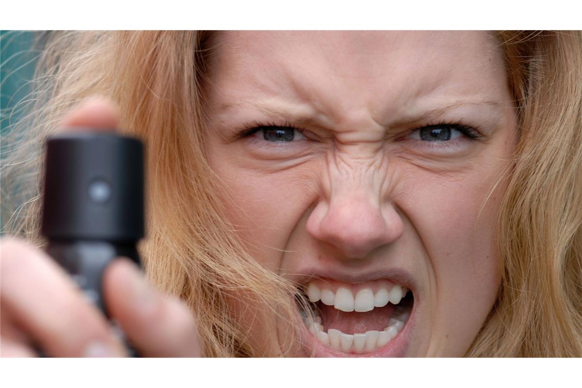 Tankstellenräuber wird von Frau mit Pfefferspray verjagt Die Frau hinter dem Tankstellen-Tresen konnte den Tatverdächtigen mit Pfefferspray in die Flucht schlagen. (Symbolbild)