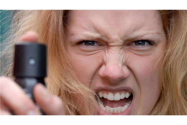 Die Frau hinter dem Tankstellen-Tresen konnte den Tatverdächtigen mit Pfefferspray in die Flucht schlagen. (Symbolbild)