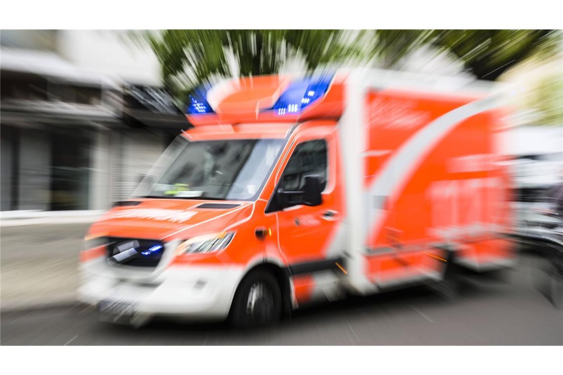 Die Frau kam den Angaben zufolge mit schweren Brandverletzungen im Kopfbereich ins Krankenhaus. (Symbolbild)