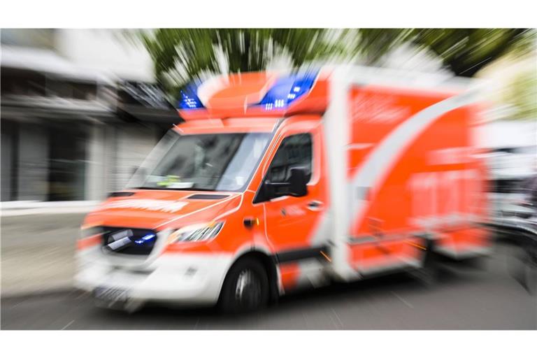 Die Frau kam den Angaben zufolge mit schweren Brandverletzungen im Kopfbereich ins Krankenhaus. (Symbolbild)