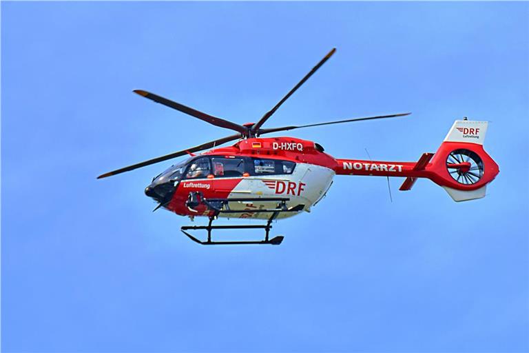 Die Frau musste mit einem Rettungshubschrauber in eine Klinik nach Stuttgart gebracht werden. Symbolbild: Tobias Sellmaier