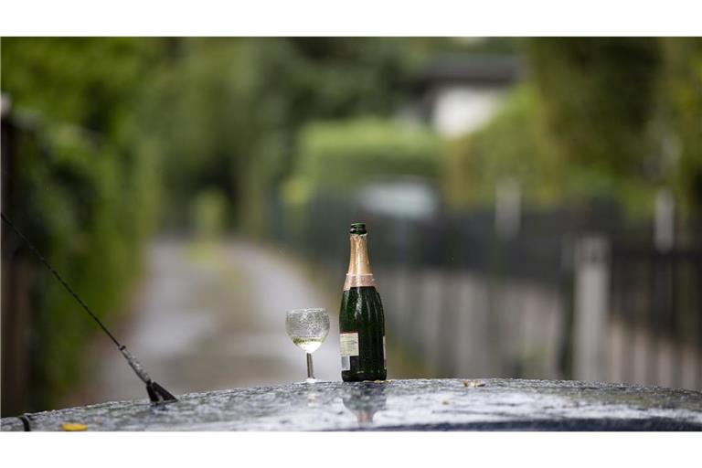 Die Frau soll sich einen Sekt am Steuer ihres Wagens gegönnt haben. (Symbolbild)