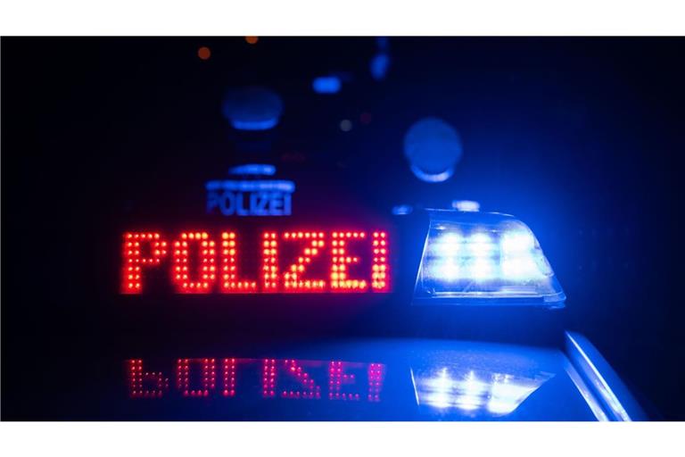 Die Frau verlor bei dem Sturz mehrere Schneidezähne, teilte die Polizei mit. (Symbolbild)