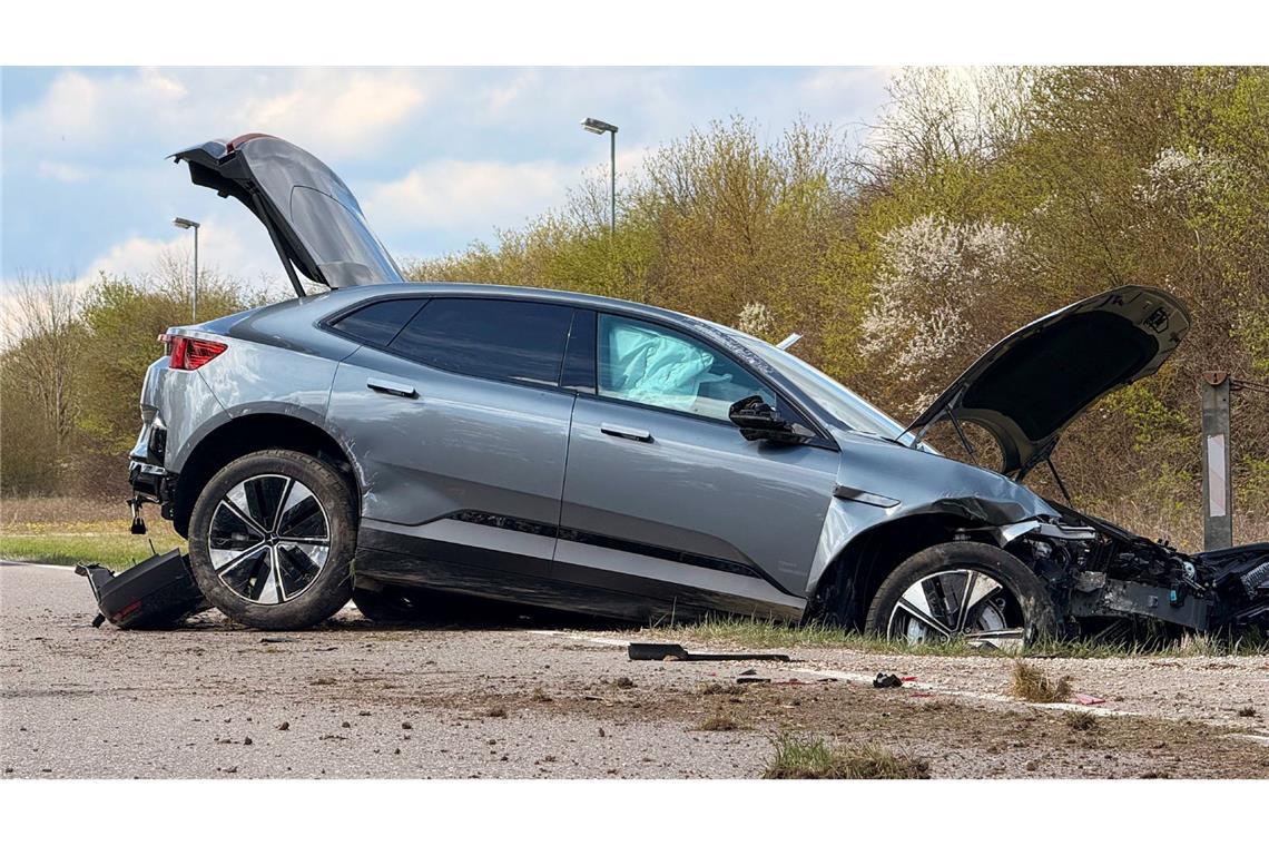 Die Frau war in Richtung Bad Urach unterwegs, als sie von der Fahrbahn abkam.