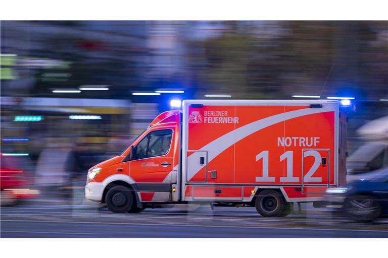 Die Frau wurde in ein Krankenhaus gebracht. (Symbolbild)