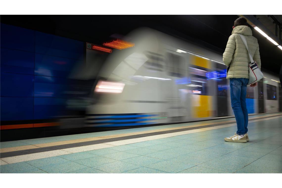 Frauen randalieren in S-Bahn und greifen Polizisten an Die Frauen randalierten in einer S-Bahn. (Symbolbild)