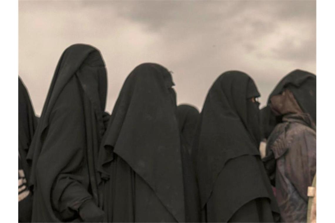 Rückkehrerinnen aus ehemaligem IS-Gebiet sollen in Haft Die Frauen sollen mit ihren Kindern zum Teil jahrelang in einem Anti-Terror-Gefangenenlager eingesessen haben. Foto: Gabriel Chaim/AP/dpa/Symbolbild