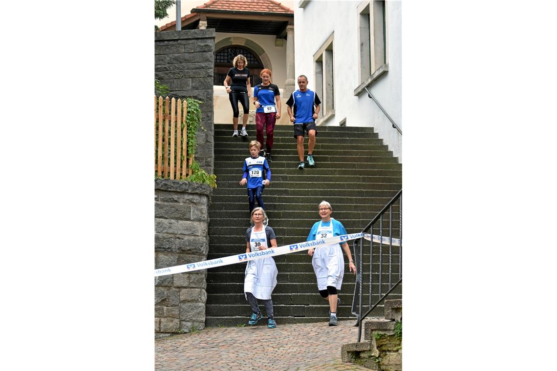 Die Frauen vom Caféle in Allmersbach (vorne) liefen in ihren weißen  Schürzen be...
