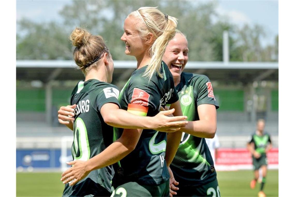Die Frauen vom VfL Wolfsburg durften sich über den vierten Meistertitel in Serie freuen. Foto: Hauke-Christian Dittrich/dpa