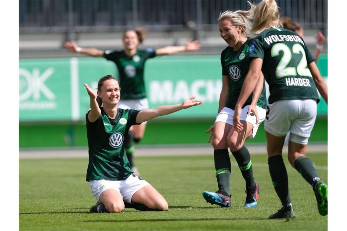 Frauen-Bundesliga setzt Saison am 29. Mai fort Die Frauen vom VfL Wolfsburg führen die Bundesliga souverän an. Foto: Peter Steffen/dpa