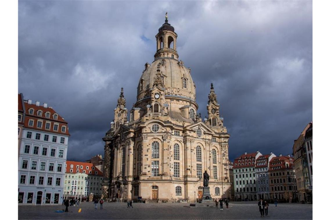 Die Frauenkirche in Dresden: Am 13. Februar 1945 und in den Tagen danach hatten britische und amerikanische Bomber das Zentrum der Elbestadt in Schutt und Asche gelegt. Foto: Jens Büttner/zb/dpa
