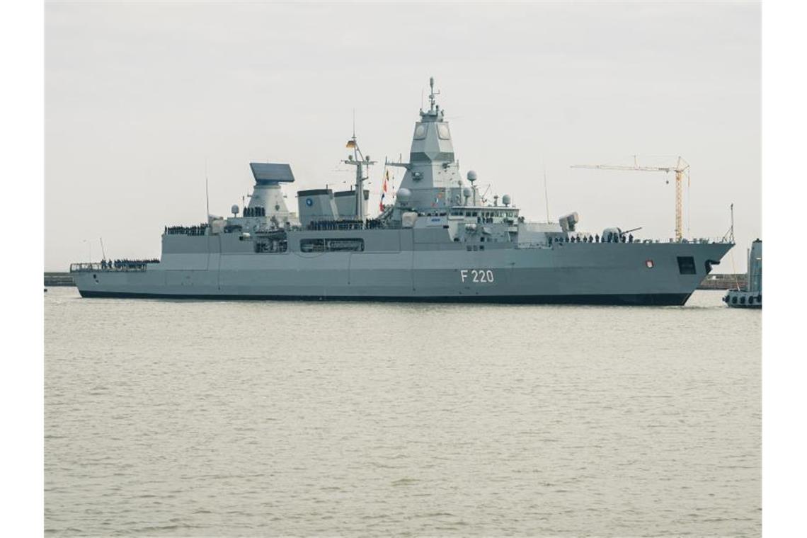 Die Fregatte „Hamburg“ kontrollierte ein türkisches Schiff, welches im Verdacht steht, illegale Waffenlieferungen zu transportieren. Foto: Mohssen Assanimoghaddam/dpa