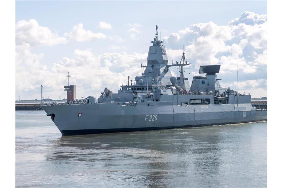 Die Fregatte "Hamburg" läuft Anfang August in Wilhelmshaven zu ihrem Einsatz vor der libyschen Küste aus. Foto: Sina Schuldt/dpa