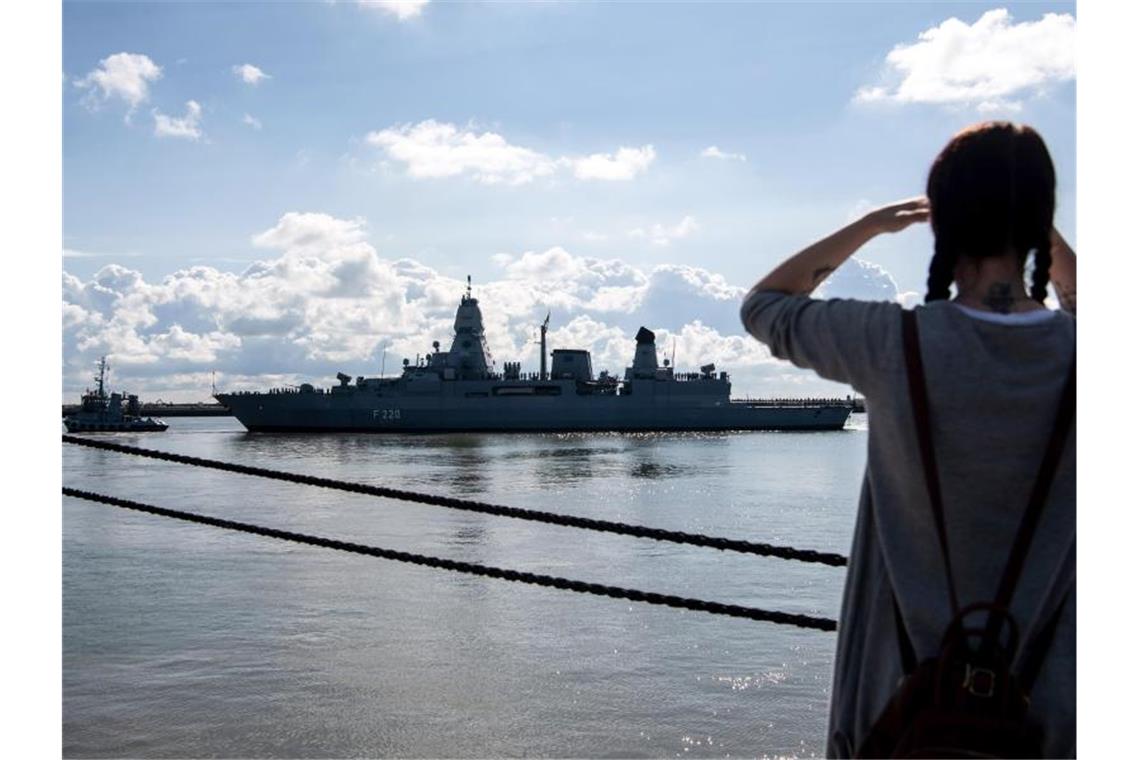 Die Fregatte „Hamburg“ läuft aus dem Wilhelmshavener Hafen aus. Foto: Sina Schuldt/dpa