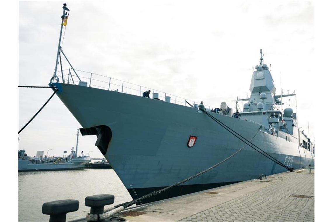 Die Fregatte „Hamburg“ startet für die EU-Operation Irini, um die Einhaltung des UN-Waffenembargos gegen Libyen zu überwachen. Foto: Mohssen Assanimoghaddam/dpa/Archivbild