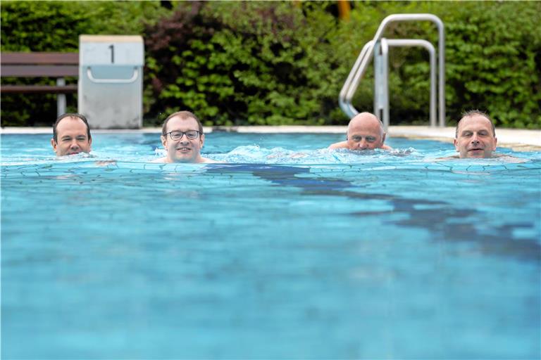 Die Freibadsaison in Backnang ist gestartet. Timo Mäule, Maximilian Friedrich, Rolf Hettich und Alexander Happold (von links) eröffnen gestern Morgen die Saison mit einem Sprung ins kalte Nass. Fotos: Alexander Becher