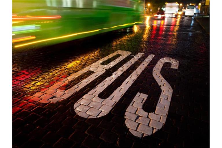 Die Freigabe von Busspuren für Pkw mit Fahrgemeinschaften und E-Tretroller soll die Gefahr von Staus reduzieren. Foto: Arno Burgi