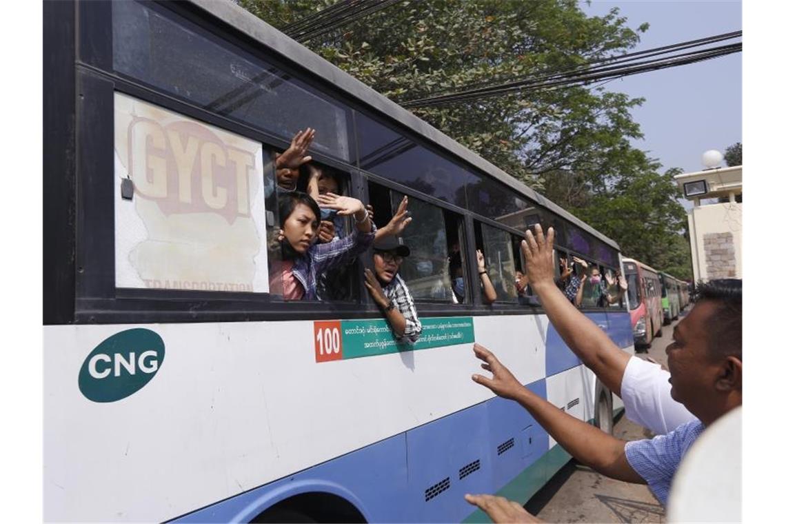 Rund 600 Studenten in Myanmar freigelassen Die freigelassenen Studenten hatten sich an den Protesten gegen den Militärputsch von Anfang Februar beteiligt. Foto: Uncredited/AP/dpa