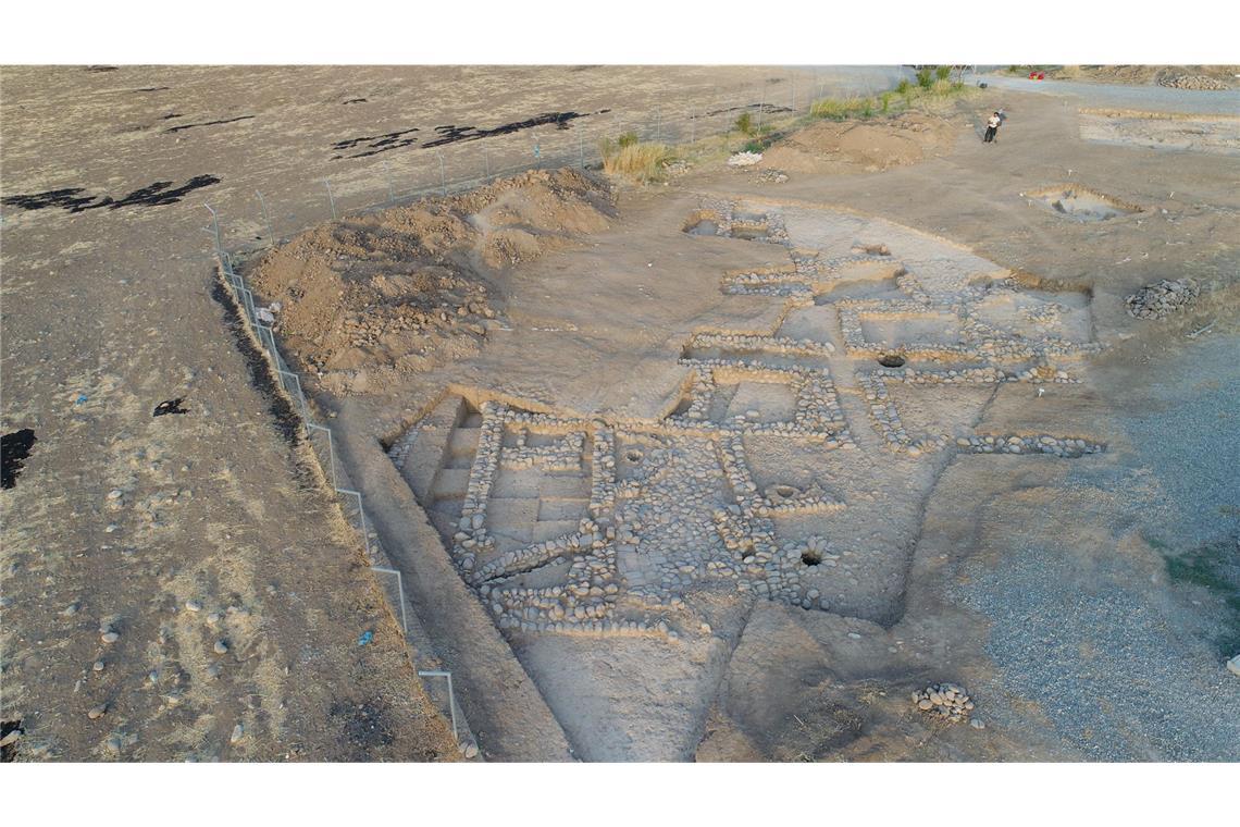 Die freigelegte Töpferwerkstatt von Gird-i Bazar. Aus dieser Perspektive sind die Mauern der Gebäude sowie pyrotechnische Anlagen deutlich zu erkennen.