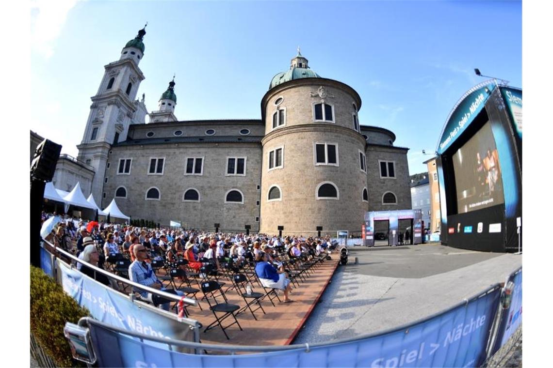 Die Freiluft-Übertragung zur Eröffnung der Salzburger Jubiläumsfestspiele 2020. Foto: Barbara Gindl/APA/dpa