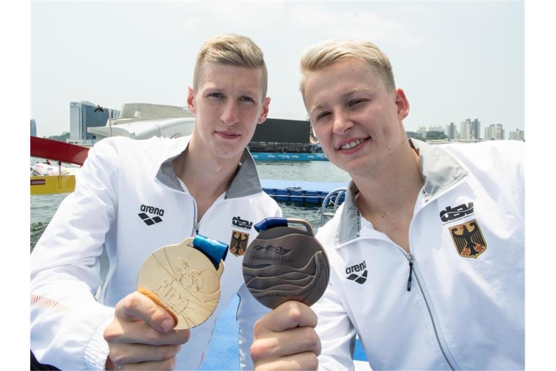 Die Freiwasserschwimmer Florian Wellbrock (l) und Rob Muffels holten über 10 Kilometer Gold und Bronze. Foto: Bernd Thissen