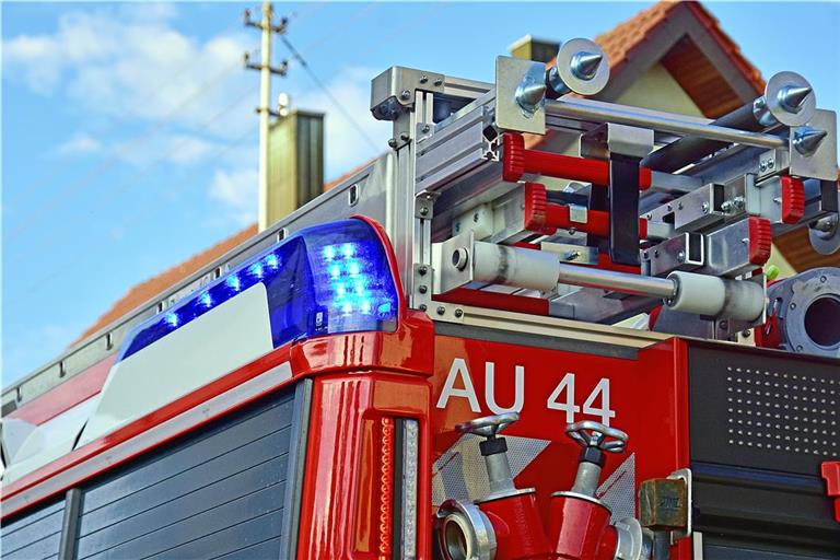 Die Freiwilligen Feuerwehren aus Allmersbach im Tal, Auenwald, Weissach im Tal und Backnang waren mit insgesamt acht Fahrzeugen und 48 Einsatzkräften vor Ort. Symbolfoto: Tobias Sellmaier