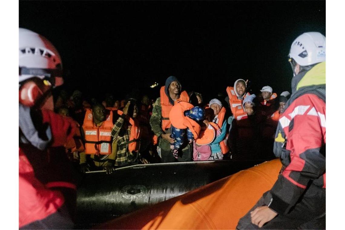 Die freiwilligen Helfer von Sea-Watch retten rund 180 Bootsmigranten im Mittelmeer. Foto: Max Brugger/Sea-Watch/dpa