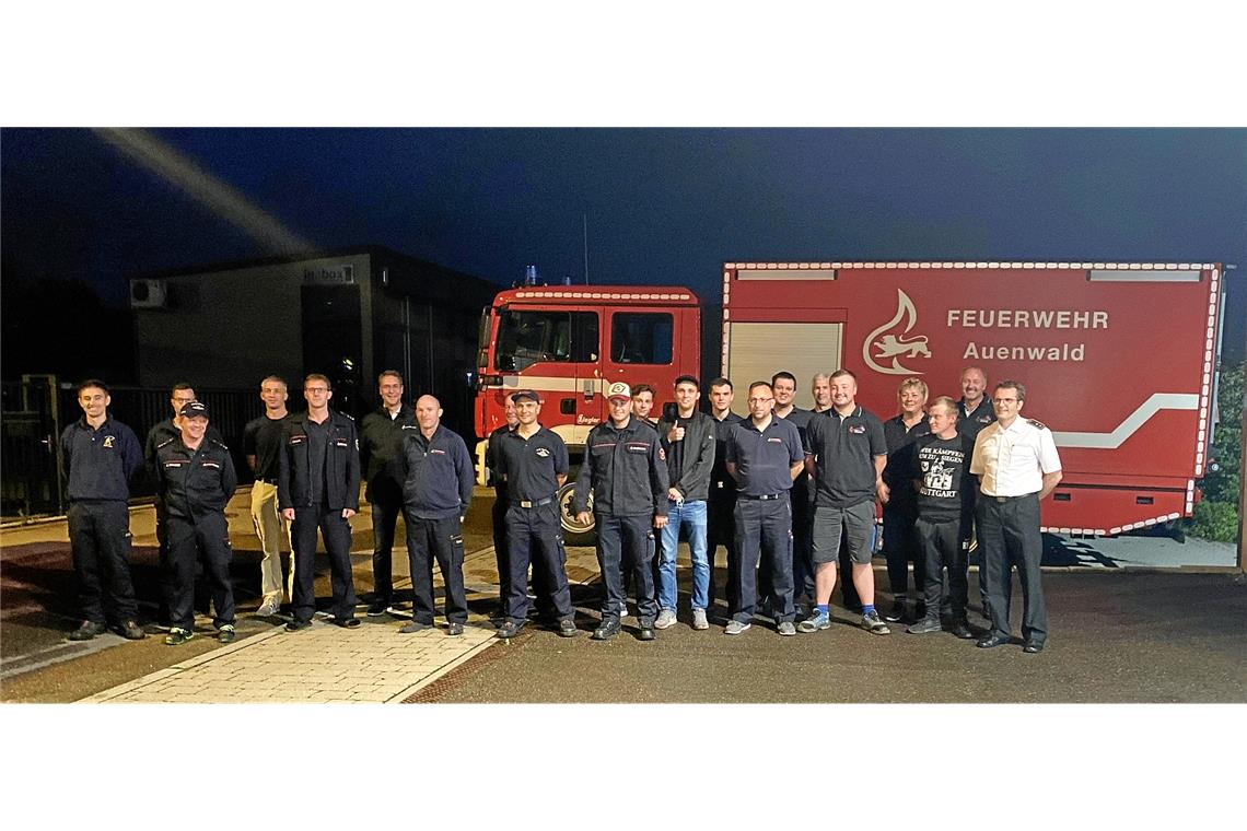 Feuerwehren helfen im Katastrophengebiet Die freiwilligen Helfer wurden von Landrat Richard Sigel und Kreisbrandmeister René Wauro verabschiedet und haben sich auf den Weg gemacht, um Menschen im Hochwassergebiet zu helfen. Foto: Rems-Murr-Kreis