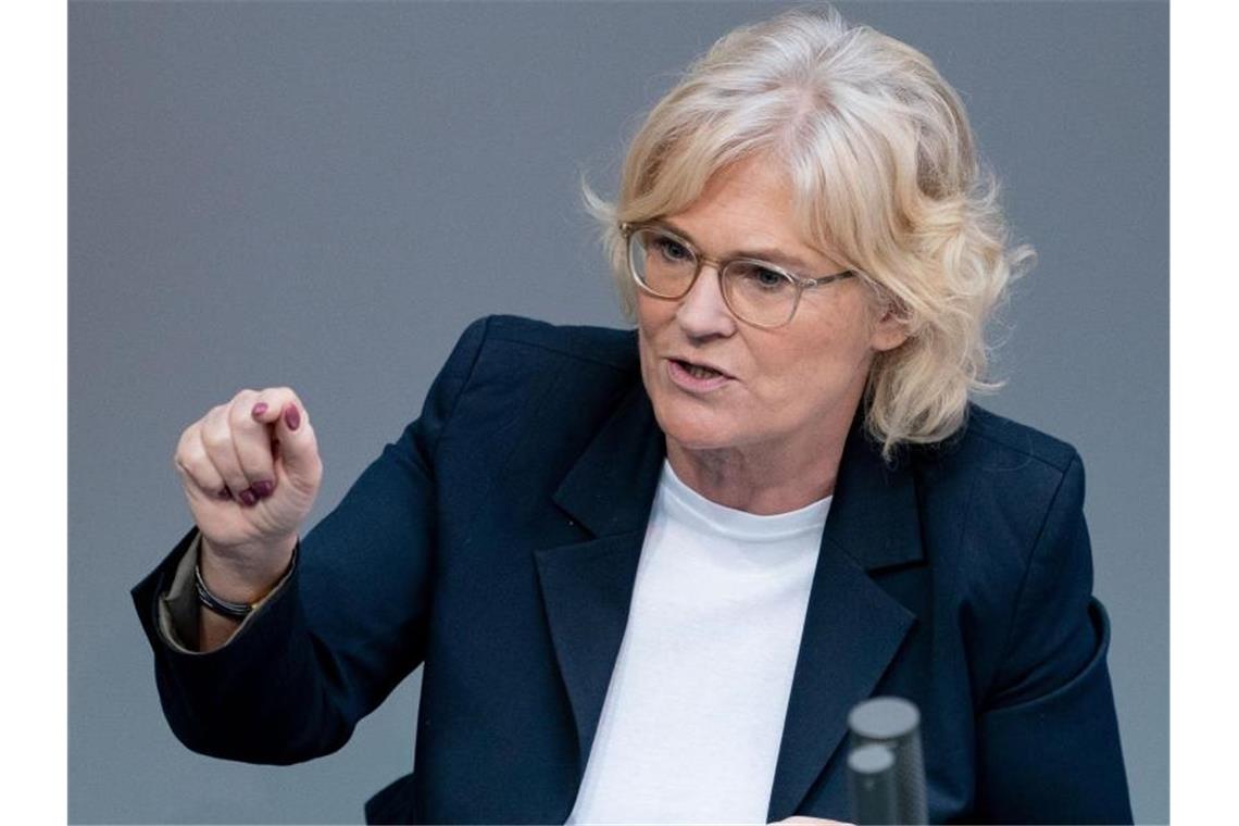 Forderung: Anti-Corona-App nur auf freiwilliger Basis „Die Freiwilligkeit ist ein ganz wichtiger Aspekt. Da können und wollen wir nicht drumherum“: Bundesjustizminiterin Christine Lambrecht. Foto: Kay Nietfeld/dpa