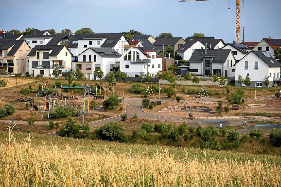 Die Freizeitanlage Rappenberg in Kirchberg an der Murr bietet klassische Spielgeräte, eine Sand- und Wasseranlage, eine große Kletterkombination, eine Seilbahn sowie eine acht Meter hohe Seilpyramide. Foto: Alexander Becher