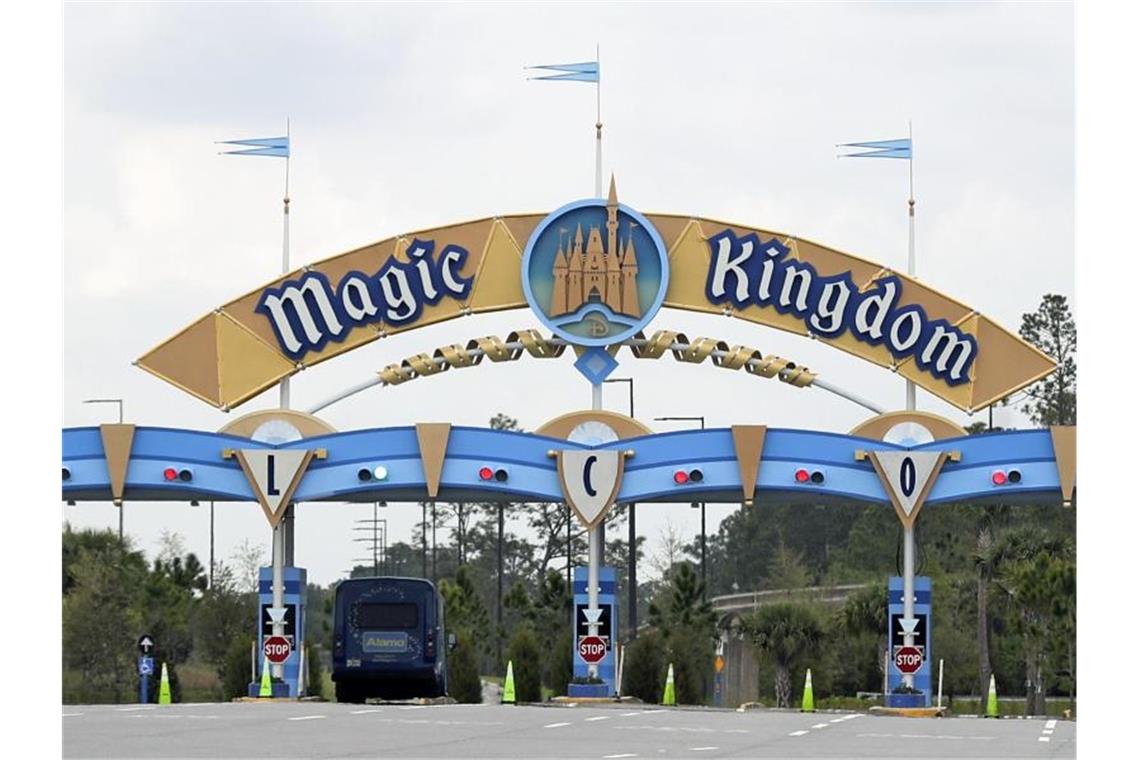 Disney kündigt wegen Corona-Krise rund 28.000 Mitarbeitern Die Freizeitparks der Walt Disney World in den USA sind wegen der Corona-Krise schlecht besucht. Foto: John Raoux/AP/dpa
