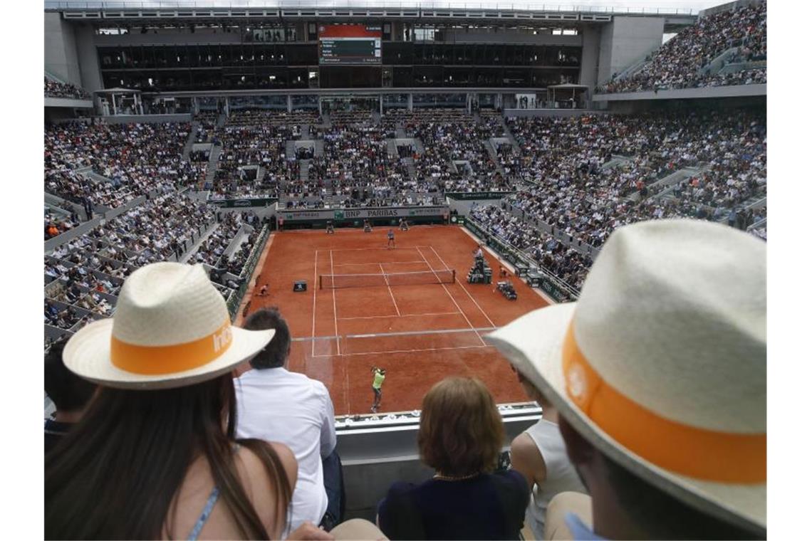 Tennis-Fans bei French Open in Paris zugelassen Die French Open in Paris finden nun mit einigen Zuschauern statt. Foto: Christophe Ena/AP/dpa