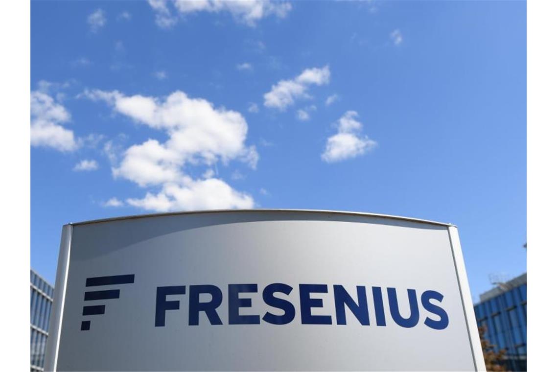 Fresenius Medical Care will Hunderte Jobs streichen Die Fresenius-Tochter FMC will die jährlichen Kosten bis 2025 um 500 Millionen Euro senken. Foto: Arne Dedert/dpa