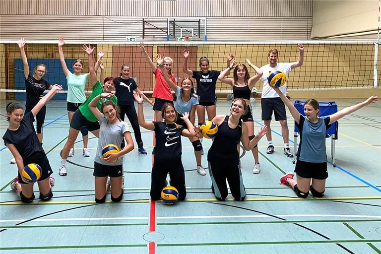 Die Freude bei den Volleyballerinnen der TSG Backnang, bei Trainerin Birgit Sterzel und bei Yannick Harms ist groß. Foto: privat