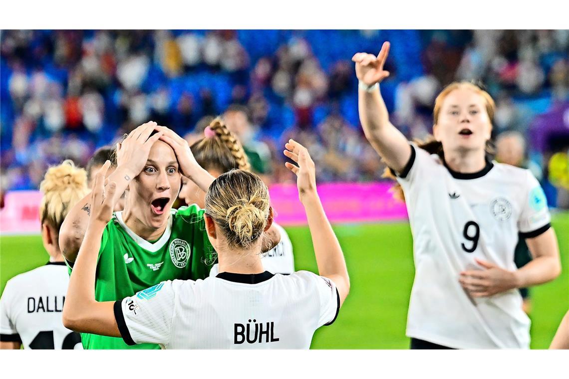 Wann spielt Deutschland im Halbfinale? Die Freude über den Einzug ins Halbfinale ist groß im deutschen Team um Torhüterin „Anne“ Berger.