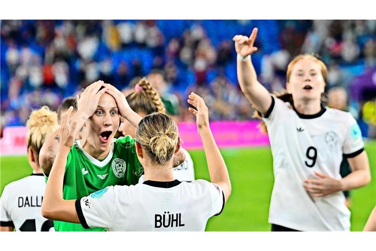 Die Freude über den Einzug ins Halbfinale ist groß im deutschen Team um Torhüterin „Anne“ Berger.