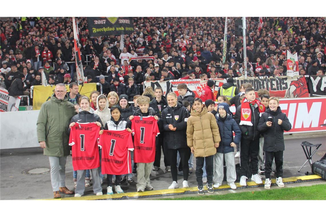 Die Freude war groß: Die Siegerteams des Höfleswetzturniers wurden im Rahmen der Bundesliga-Partie zwischen dem VfB Stuttgart und dem FC Augsburg geehrt.