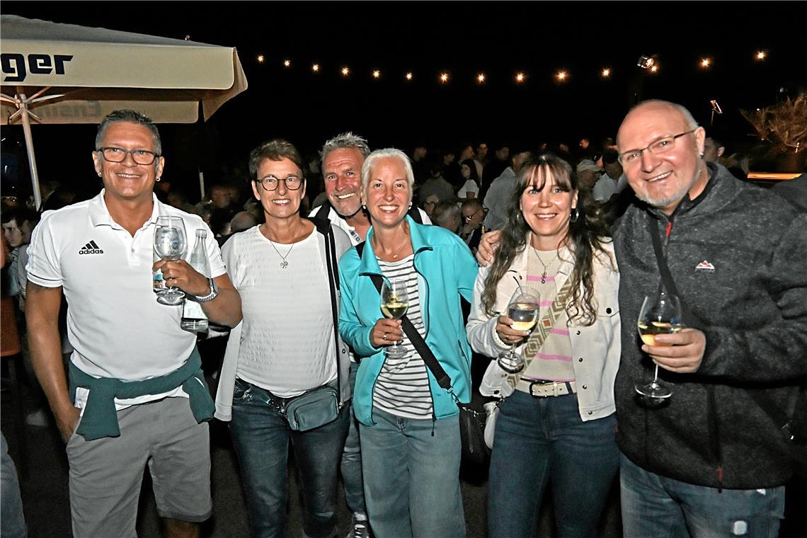 Die Freunde aus Backnang und Weissach im Tal sind inzwischen bei Holzwart Weine ...