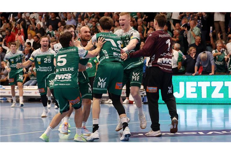 Die Frisch-Auf-Spieler bejubeln den Ausgleichstreffer von Fynn Hofele.