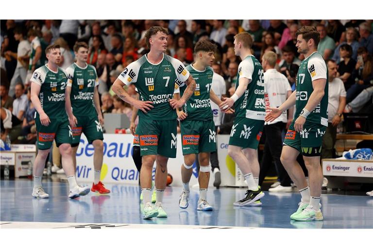 Die Frisch-Auf-Spieler gehen völlig gefrustet vom Feld.