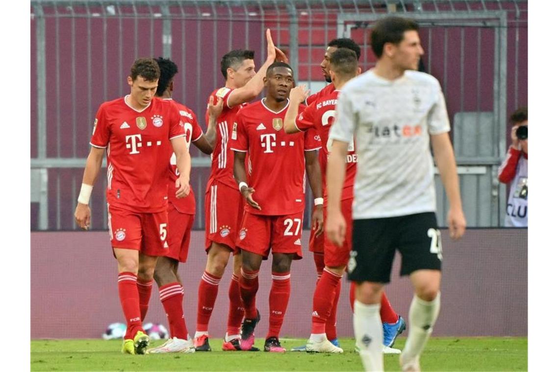 Bayern feiern Titel mit Gala - Lewandowski-Tore 37, 38, 39 Die frisch gebackenen deutschen Meister bejubeln eines ihrer sechs Tore gegen Borussia Mönchengladbach. Foto: Peter Kneffel/dpa-Pool/dpa