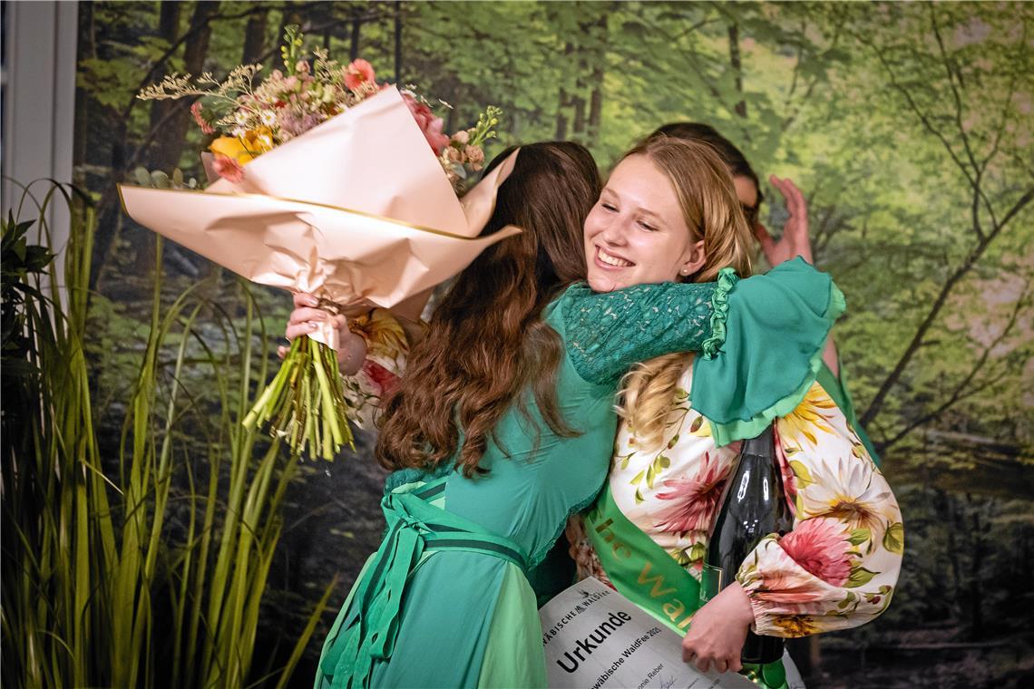 Es gibt wieder nur eine Fee im Schwäbischen Wald Die frischgebackene Waldfee Leonie Reber strahlt nach ihrem Wahlsieg. Foto: Alexander Becher