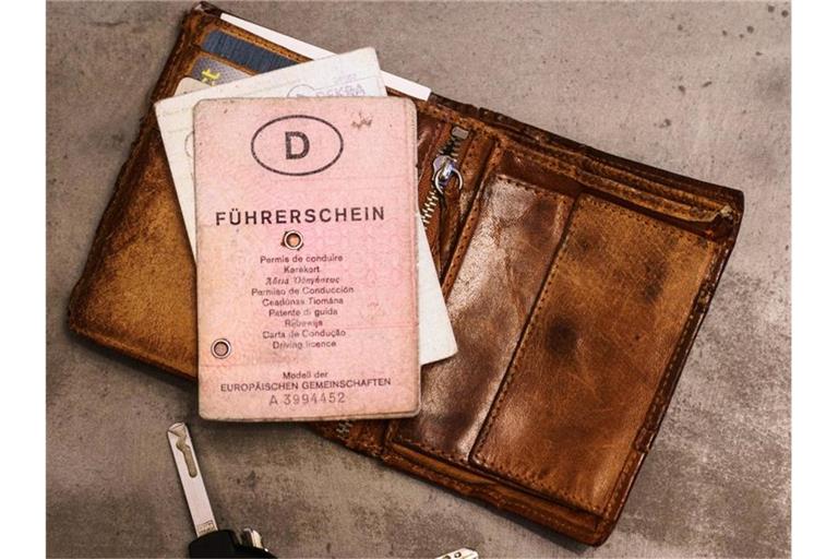 Die Frist für den Umtausch von alten Führerscheinen wurde verlängert. Foto: Andreas Arnold/dpa