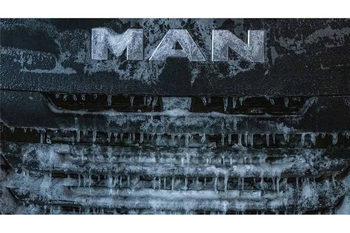 Die Front eines Lastwagens in Straubing ist von einer Eisschicht überzogen.