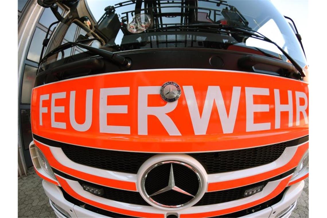 Die Frontansicht eines Einsatzwagens der Feuerwehr. Foto: Patrick Seeger/Archivbild