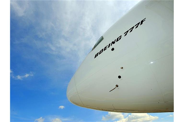Die Frontpartie einer Boeing 777F. Foto: Boris Roessler/dpa