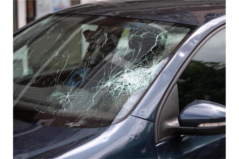Die Frontscheibe eines Autos ist durch ein Unwetter beschädigt. Foto: Sina Schuldt/Archivbild